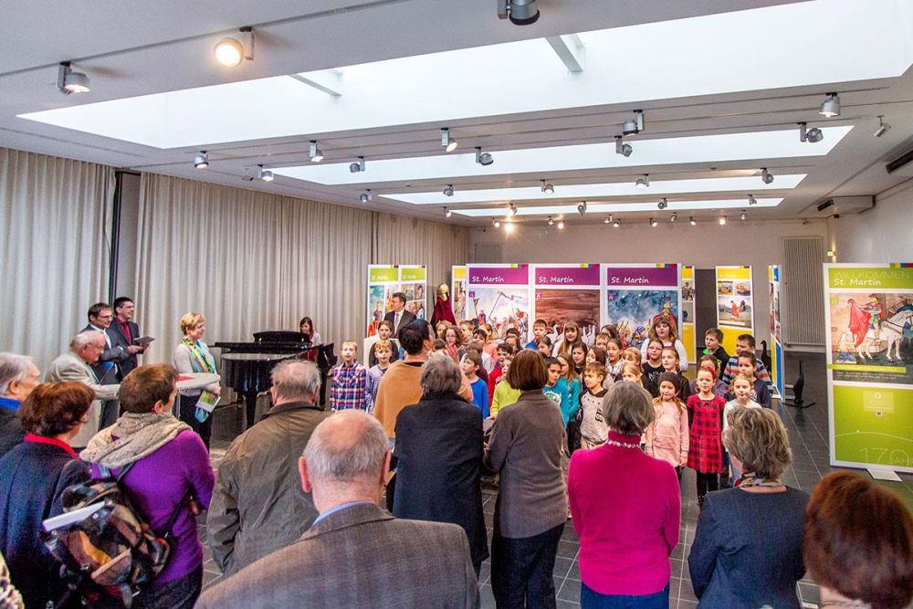 Besucher bei der Ausstellung zu St. Martin