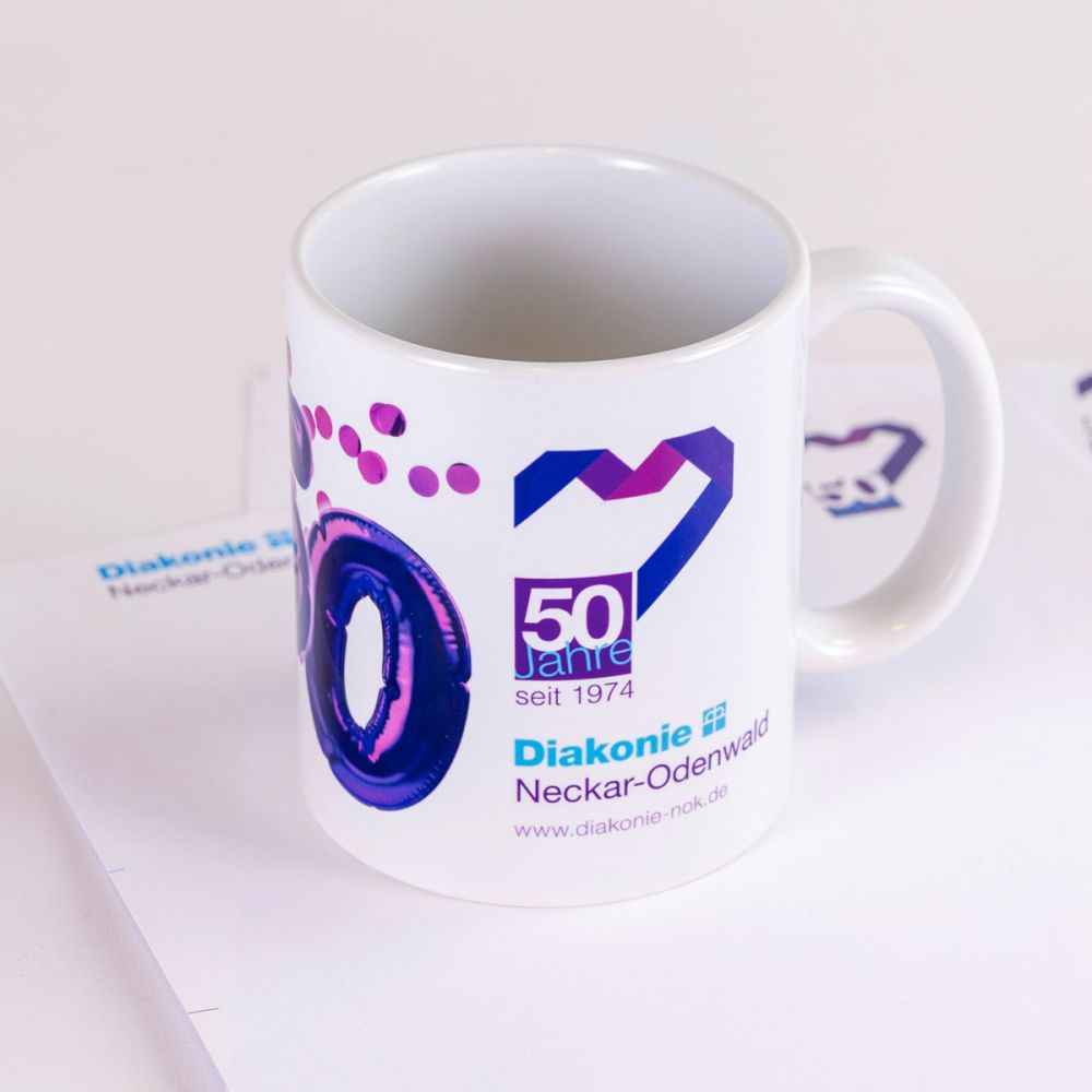 Tasse und Briefpapier zum Jubiläum