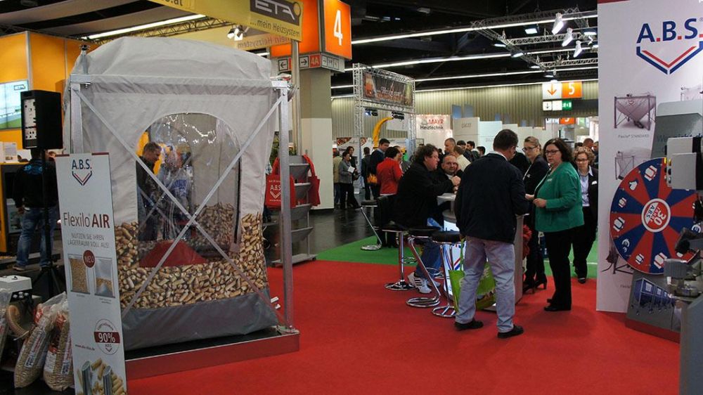 Messestand ABS mit Glücksrad, Rückwand, Aufstellern und Plastiksilo