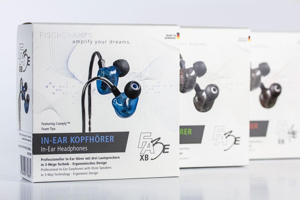 Blaue Kopfhörer in weißer Verpackung