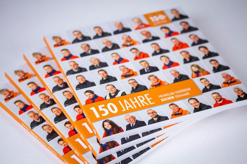 Chronik 150 Jahre Feuerwehr Buchen mit vielen Gesichtern aus der Feuerwehr auf dem Einband