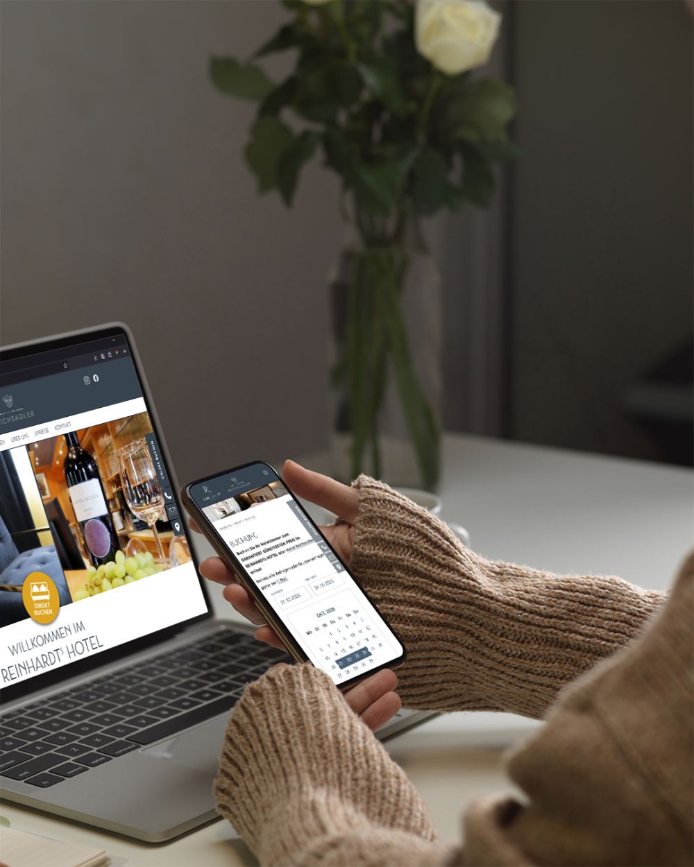 Hotelbuchung an Laptop und Handy