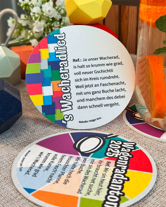 Bunte Bierdeckel mit Wagenradliedtexten
