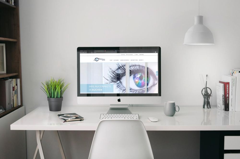 Webseite Augenarztpraxis Buchen auf einem iMac