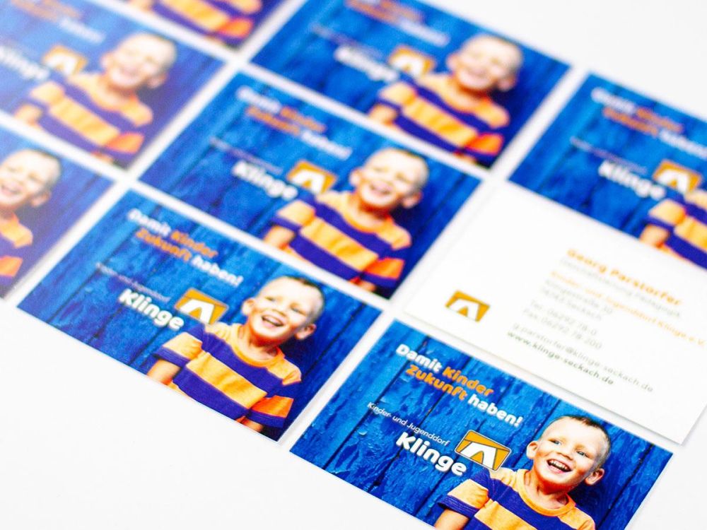 Visitenkarten für das Kinder- und Jugenddorf Klinge mit lachendem Kind abgebildet