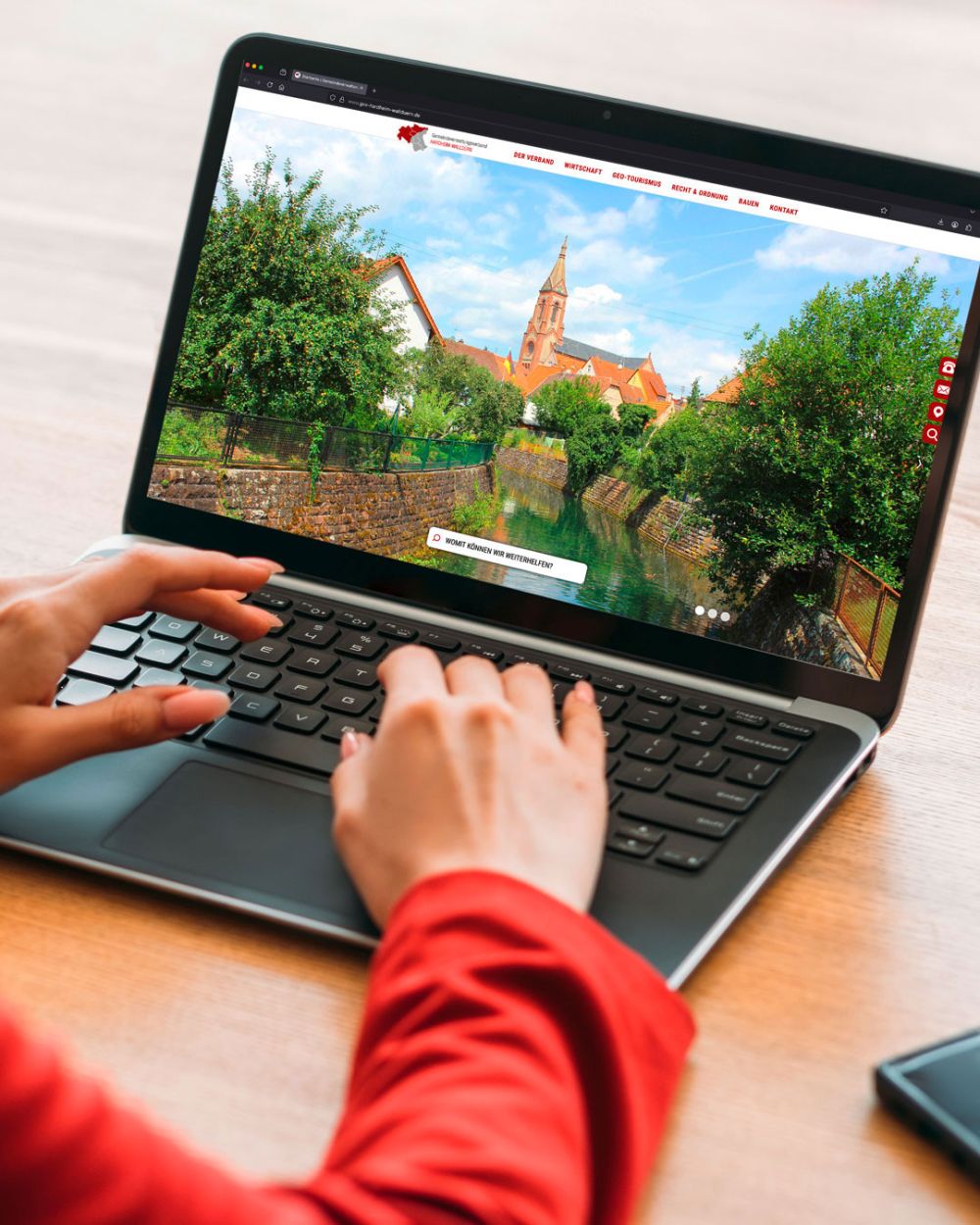 Person sieht sich Webseite an