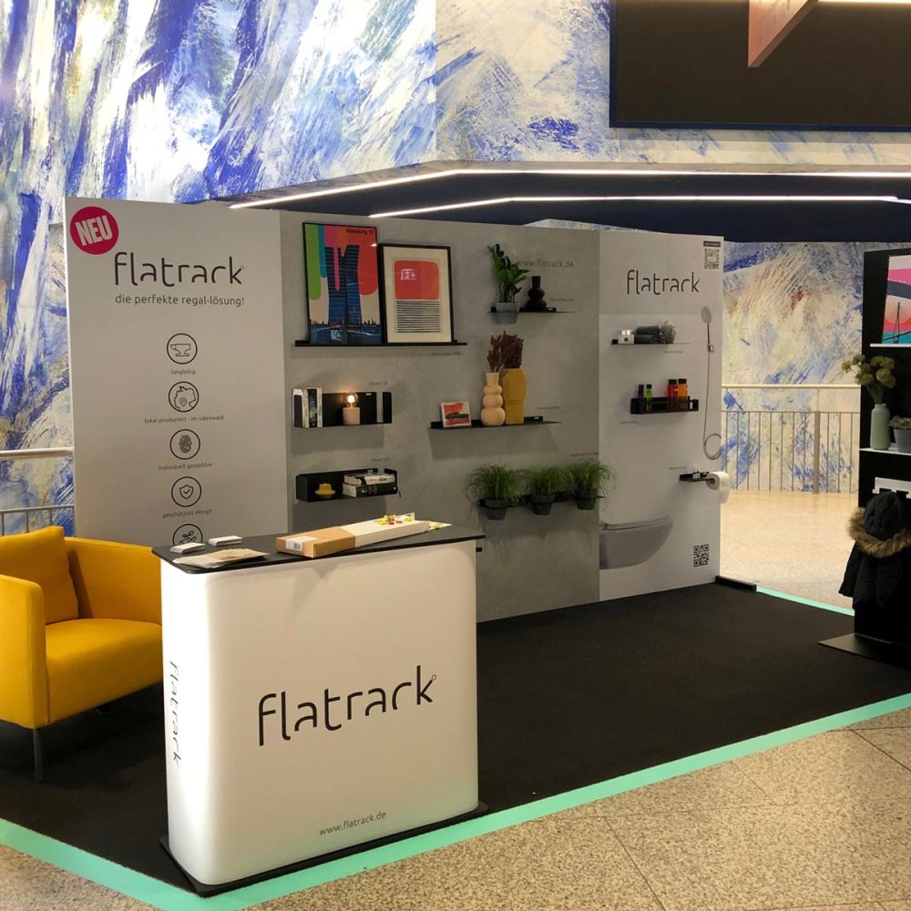 Messestand mit Flatracks an der Rückwand
