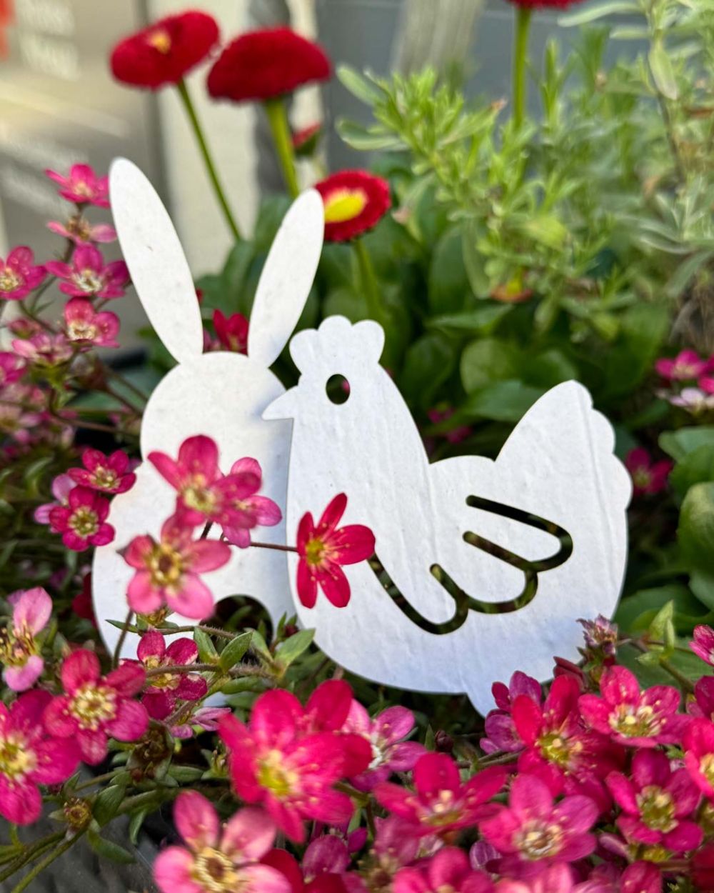 Osterfiguren im Blumenkübel