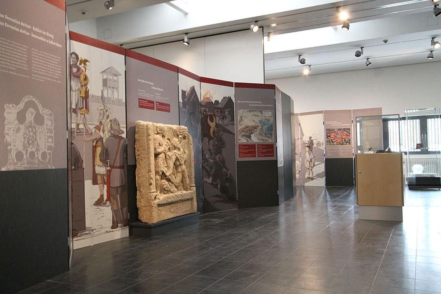 Ausstellungsstücke und Infoaufsteller