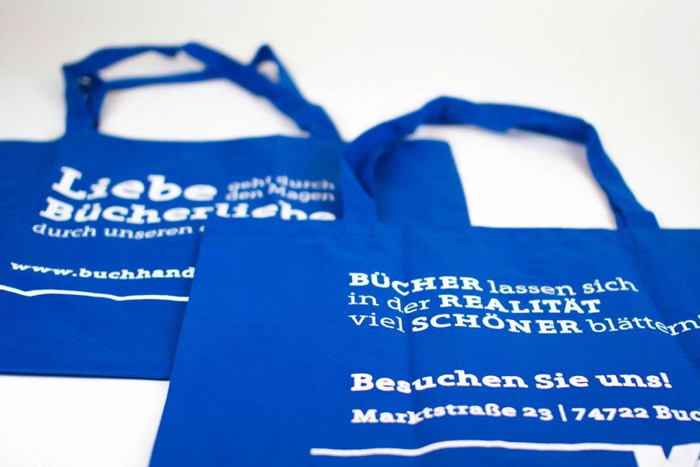 Blaue Stofftasche mit Aufschrift für die Buchhandlung Volk