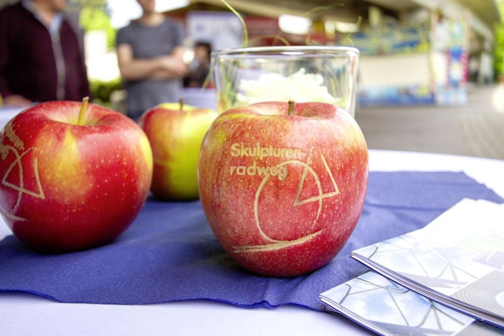 Äpfel mit Lasergravur vom Skulpturenradweg Logo