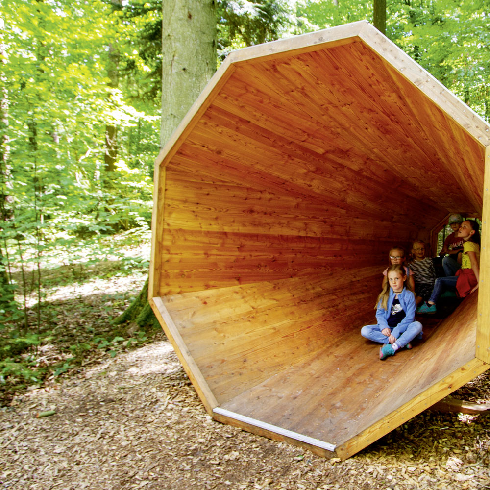 Waldstationen mit verschiedenen Aufgaben