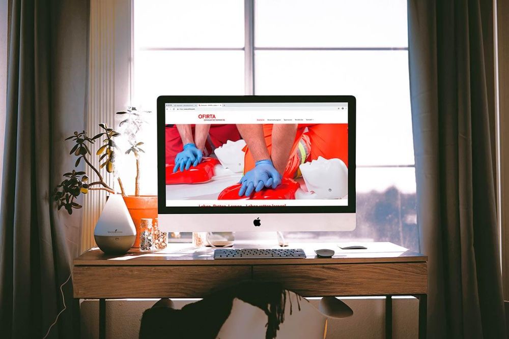 Ofirta Webseite auf einem iMac auf einem Schreibtisch