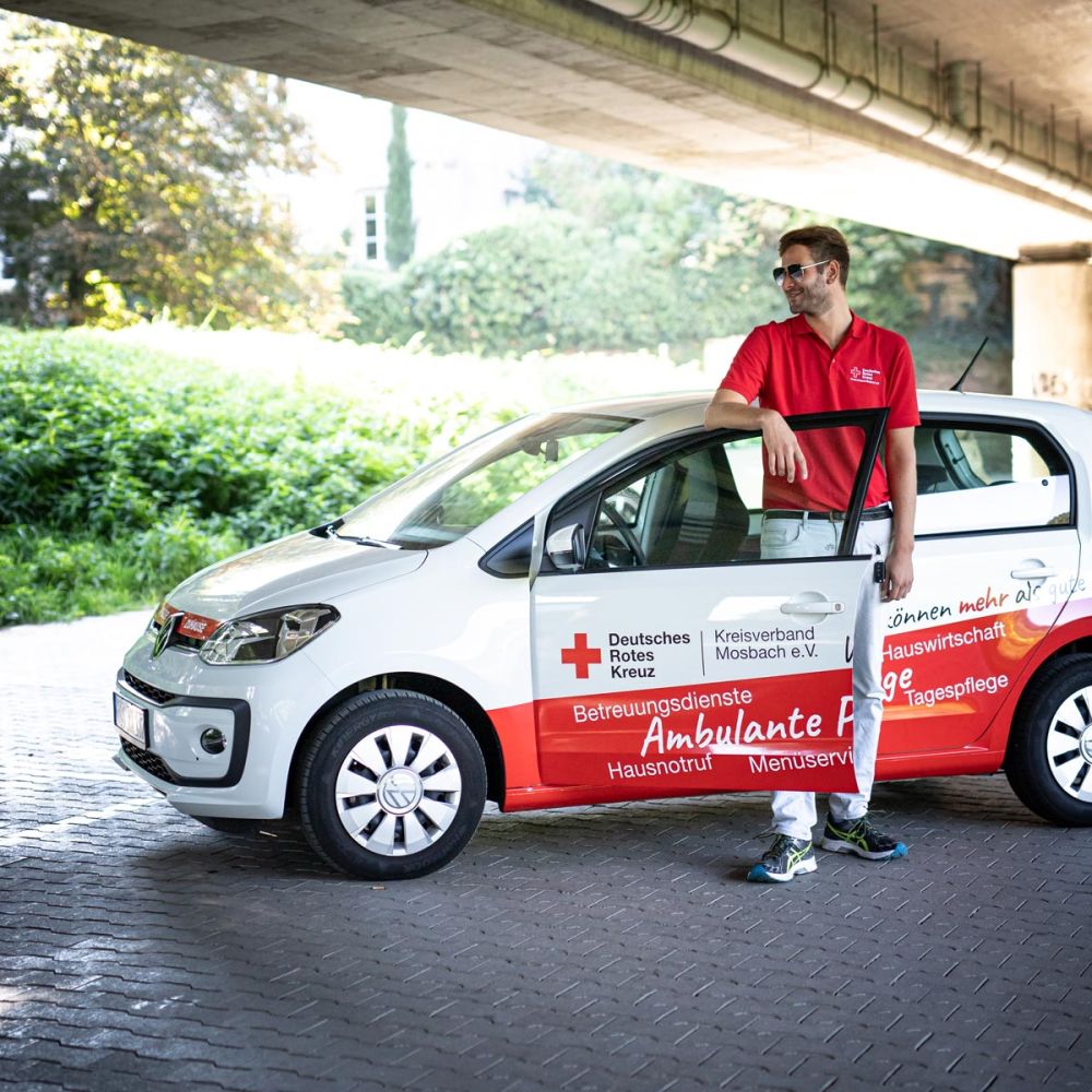 Mitarbeiter an der beklebten Fahrzeugtür