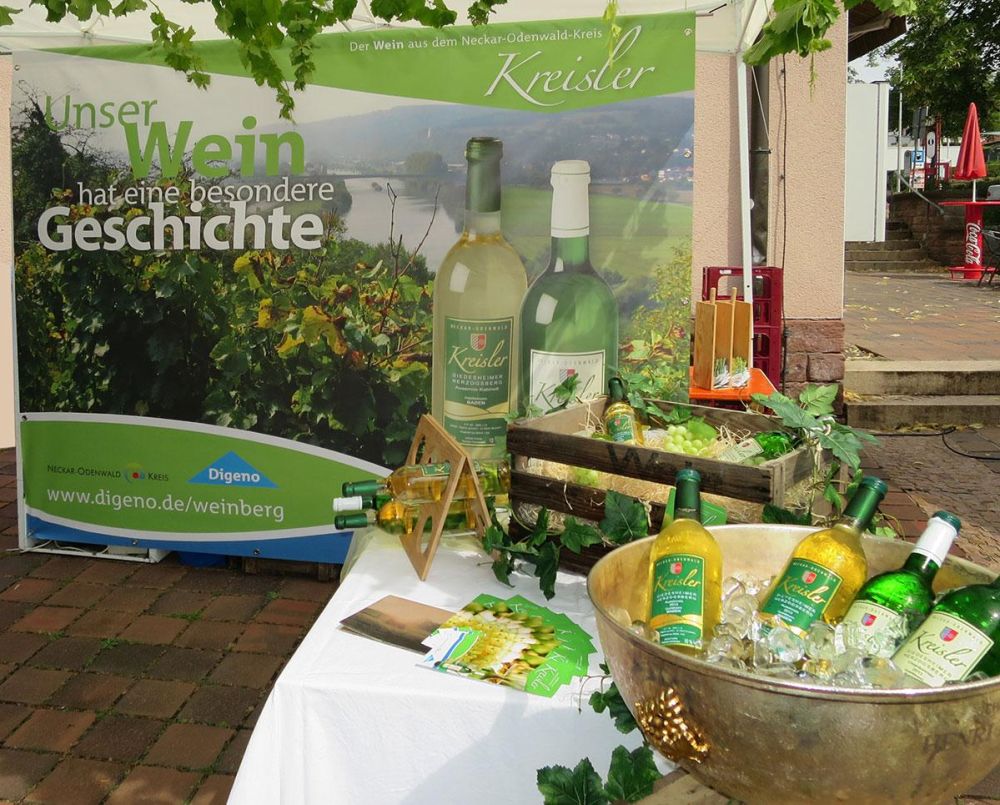 Messetisch mit Dekorationen, Flyern und Kreisler