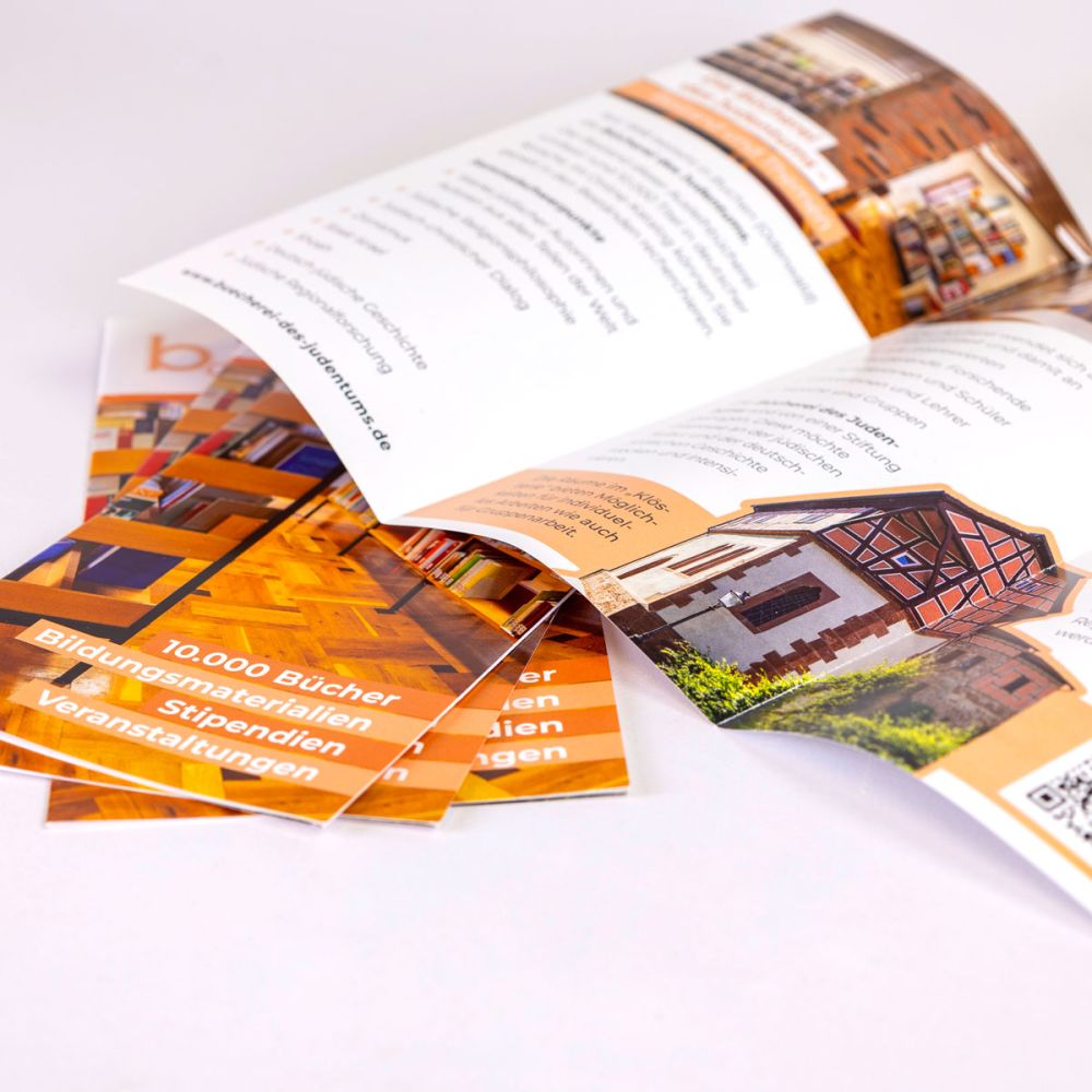 Flyer Bücherei des Judentums aufgestellt und ausgelegt