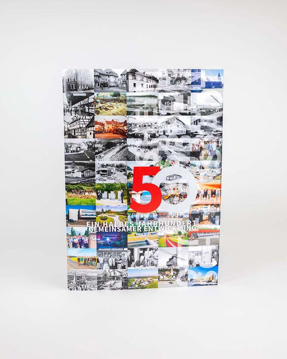 Vorderseite mit vielen verschiedenen Bildern aus den letzten 50 Jahren