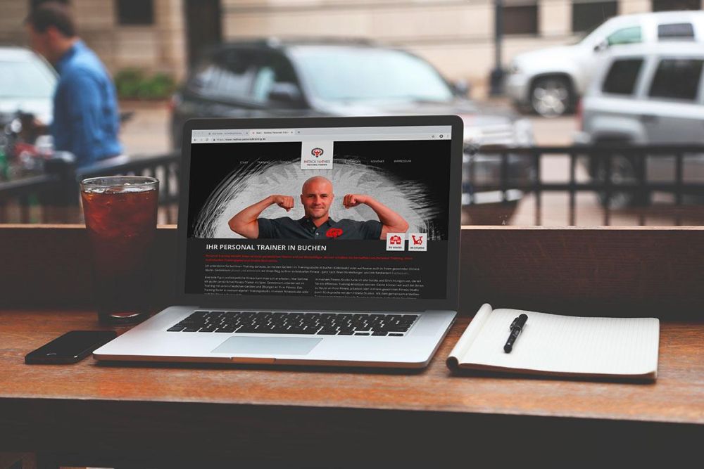 Mathes Personaltraining Webseite auf einem MacBook