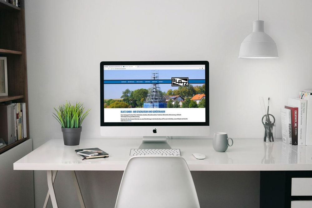 Blatz Webseite auf einem iMac auf einem weißen Schreibtisch