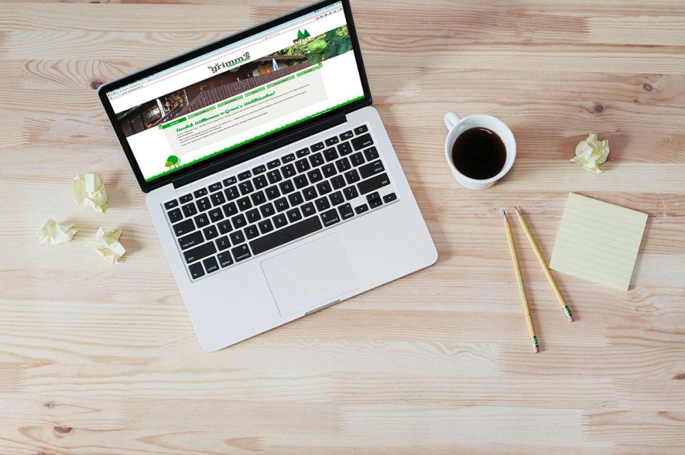 Webseite Waldhäuschen Grimm auf einem Laptop