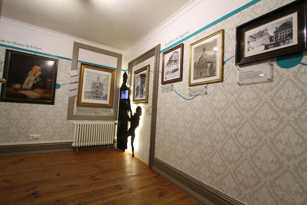 Bilder und Figuren in der Ausstellung