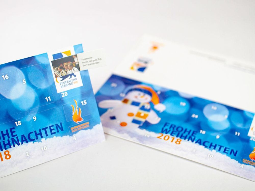 Weihnachtskarte mit aufklappbaren Feldern als Adventskalender