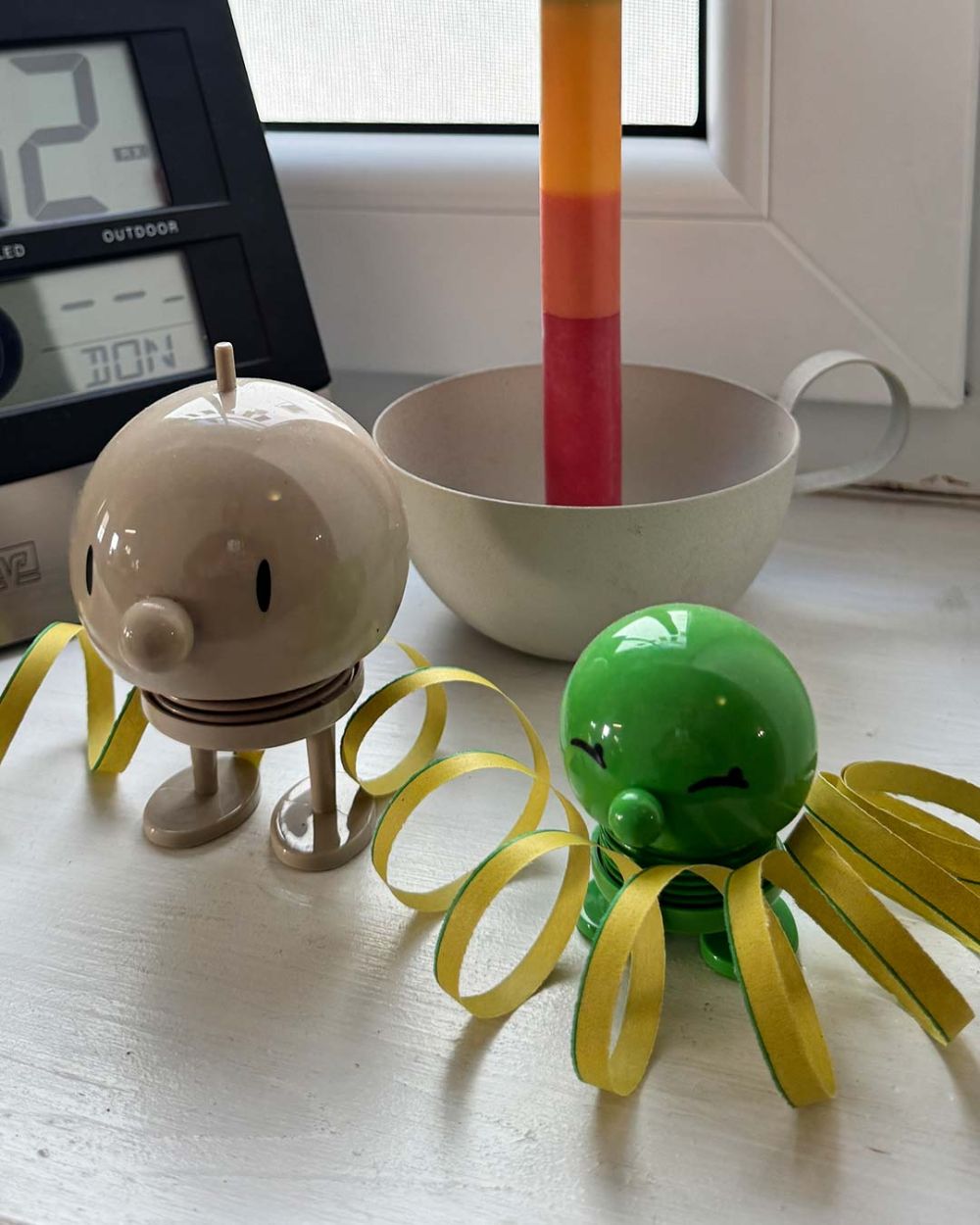 Luftschlangen auf Fensterbänken