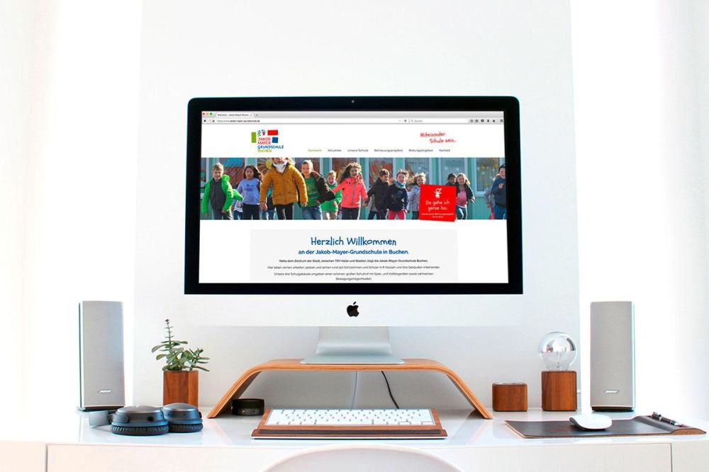 Webseite Jakob Mayer Grundschule auf einem iMac