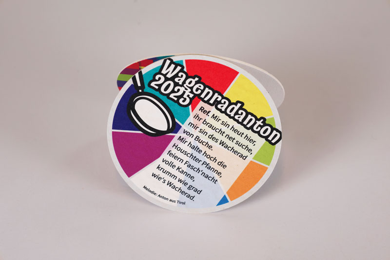 Bierdeckel aneinander aufgestellt, Text vom Wagenradanton