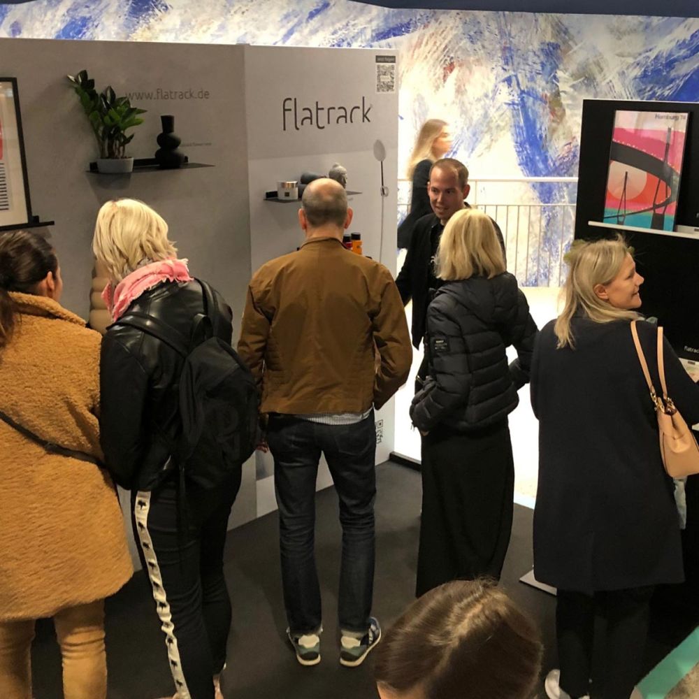 Messebesucher am Flatrack Stand