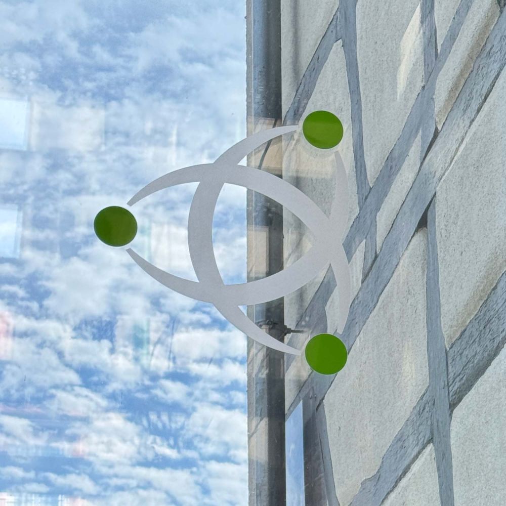 SchreiberGrimm Logo auf einer Glasscheibe