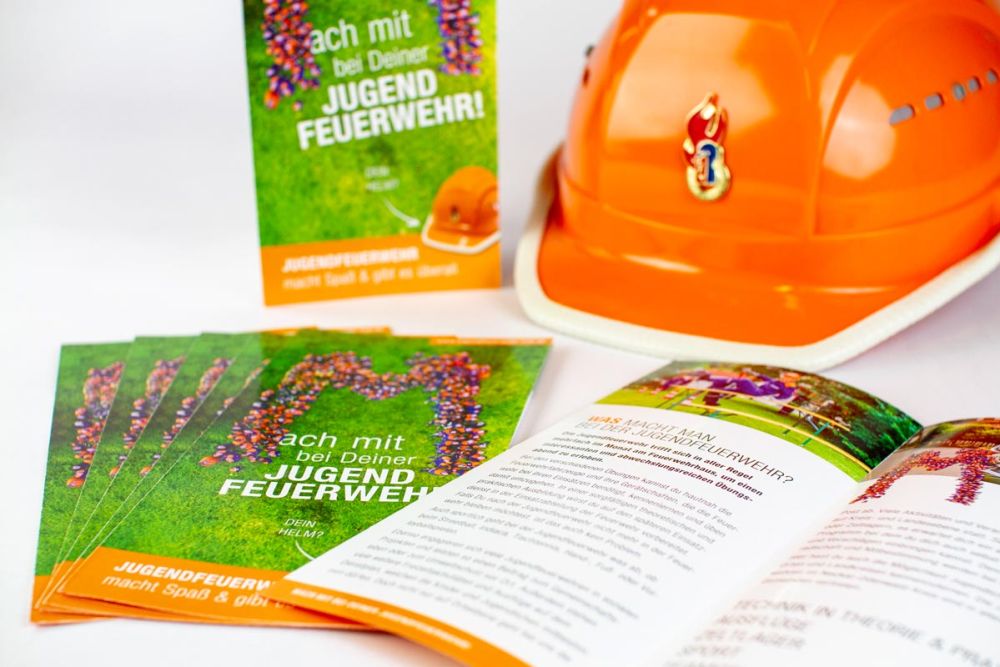 Flyer Mach mit bei deiner Jugendfeuerwehr und Jugendfeuerwehrhelm