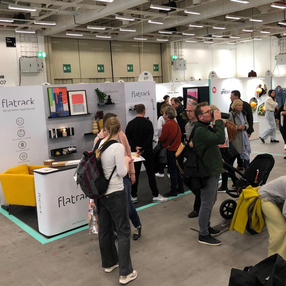 Besucher am Flatrack Stand