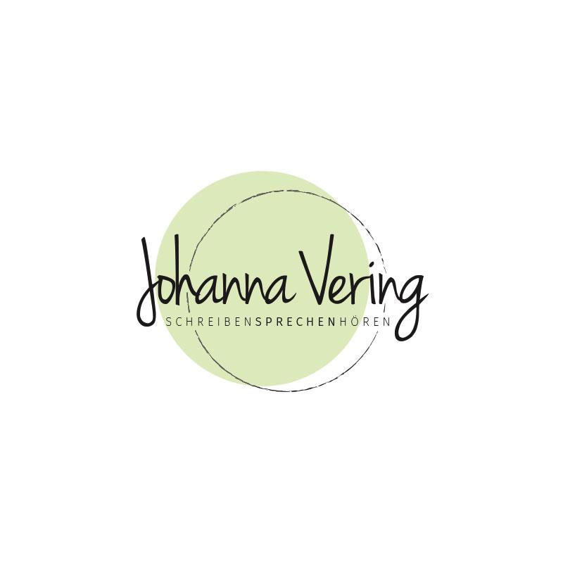 Logo Johanna Vering - Schreiben, Sprechen, Hören mit einem grünen Kreis und einem versetzten Bleistift Kreis