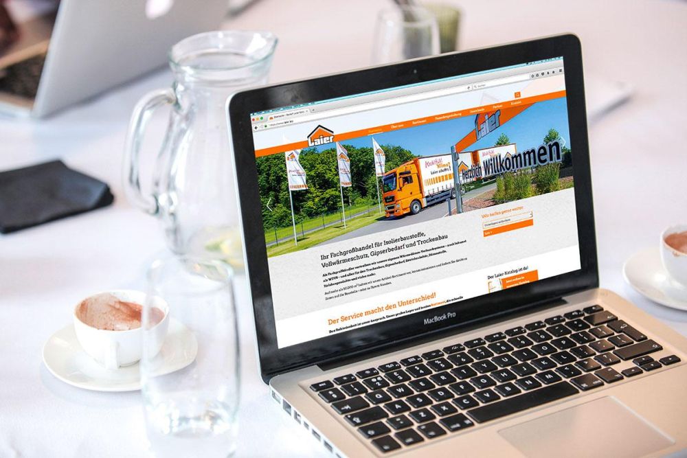 Laier Webseite auf einem MacBook