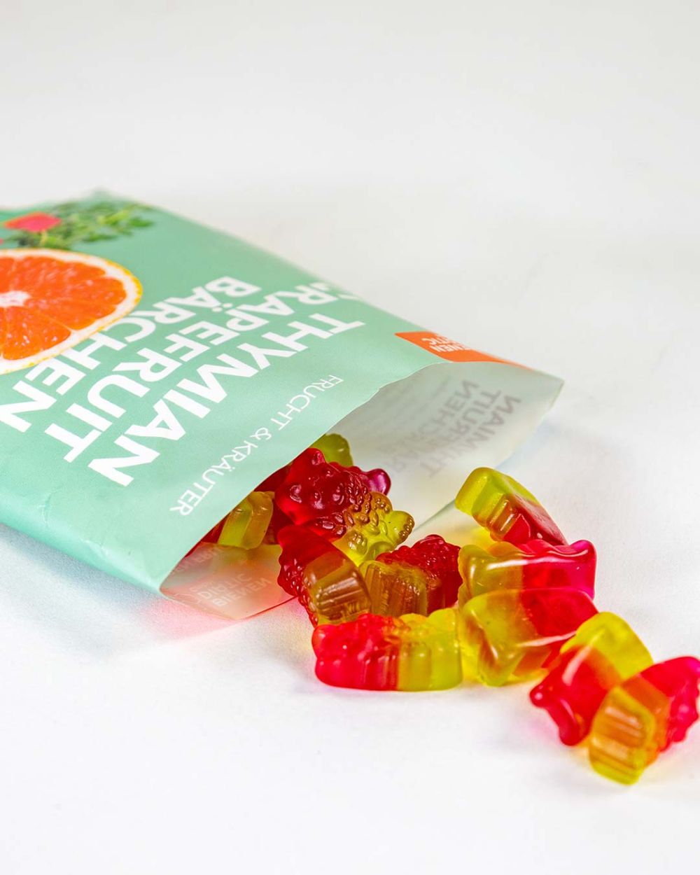 Gummibärchen liegen halb aus der Tüte raus