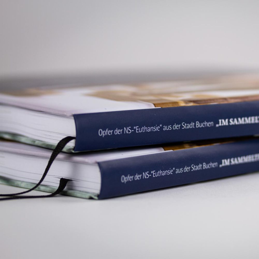 Bücher zur NS-"Euthanasie" in Buchen aufeinander gelegt