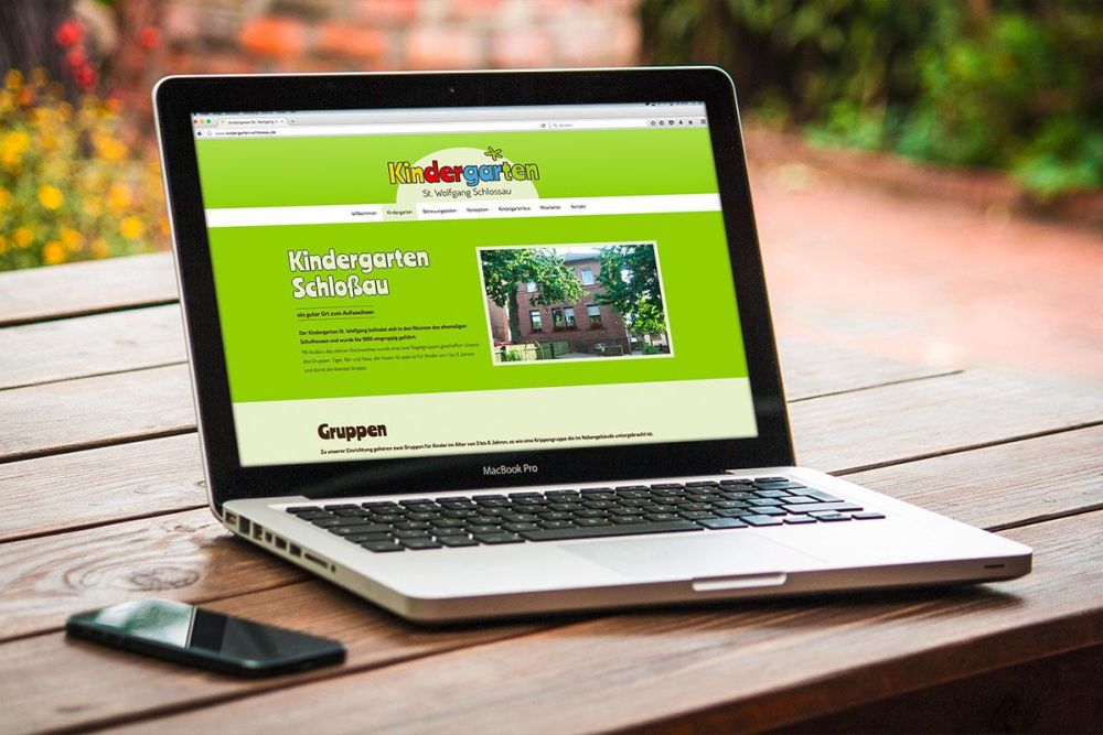 Webseite Kindergarten Schlossau auf einem MacBook Pro
