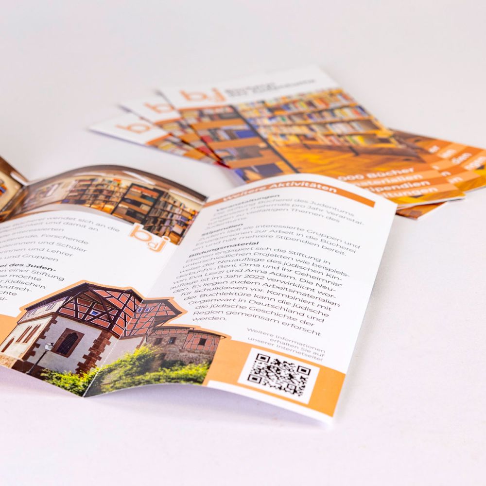 Flyer Bücherei des Judentums innen und Vorderseite