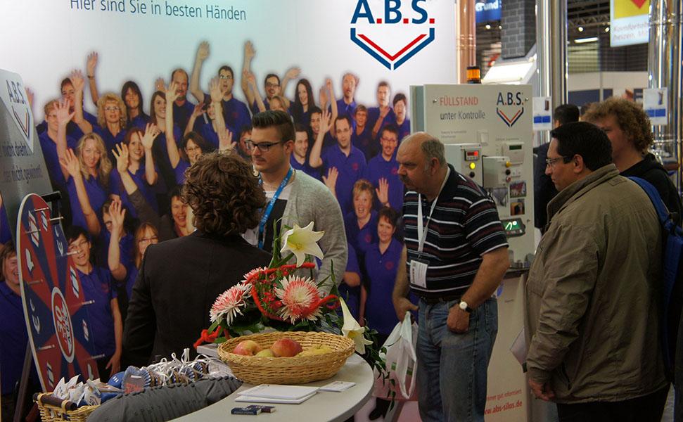 Messestand mit Aufstellern, Tischen und Rückwand