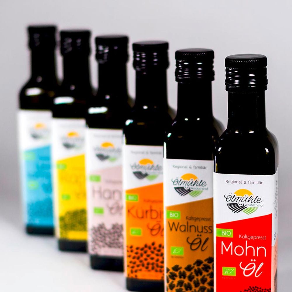 Verschiedene Öle vom Waidachshof mit bunten Etiketten