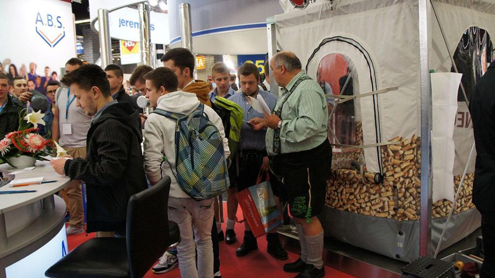 Besucher am Messestand
