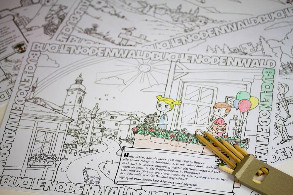 Platzsets mit Buchen-Motiven und Buntstiften