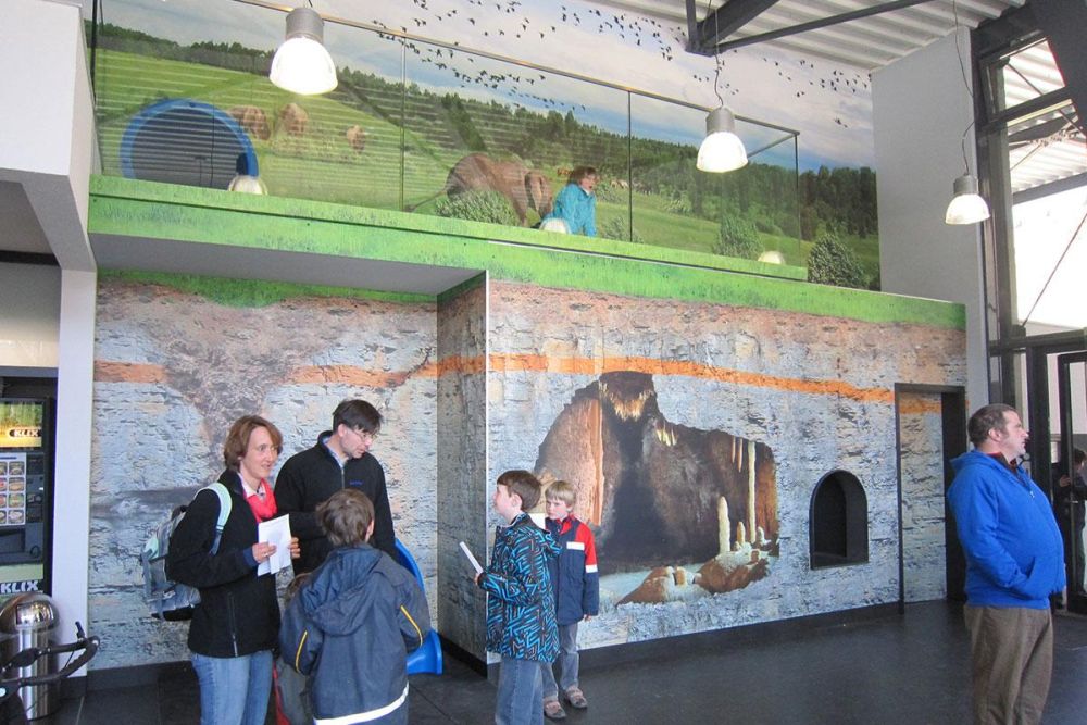 Eltern und Kinder im Besucherzentrum 