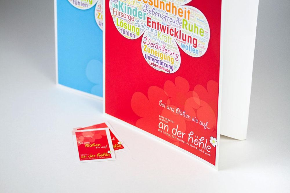 Mappen und Kärtchen für das Gesundheitszentrum an der Höhle