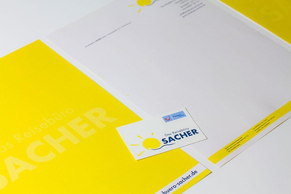 Briefpapier und Visitenkarte mit Gelb und Blau