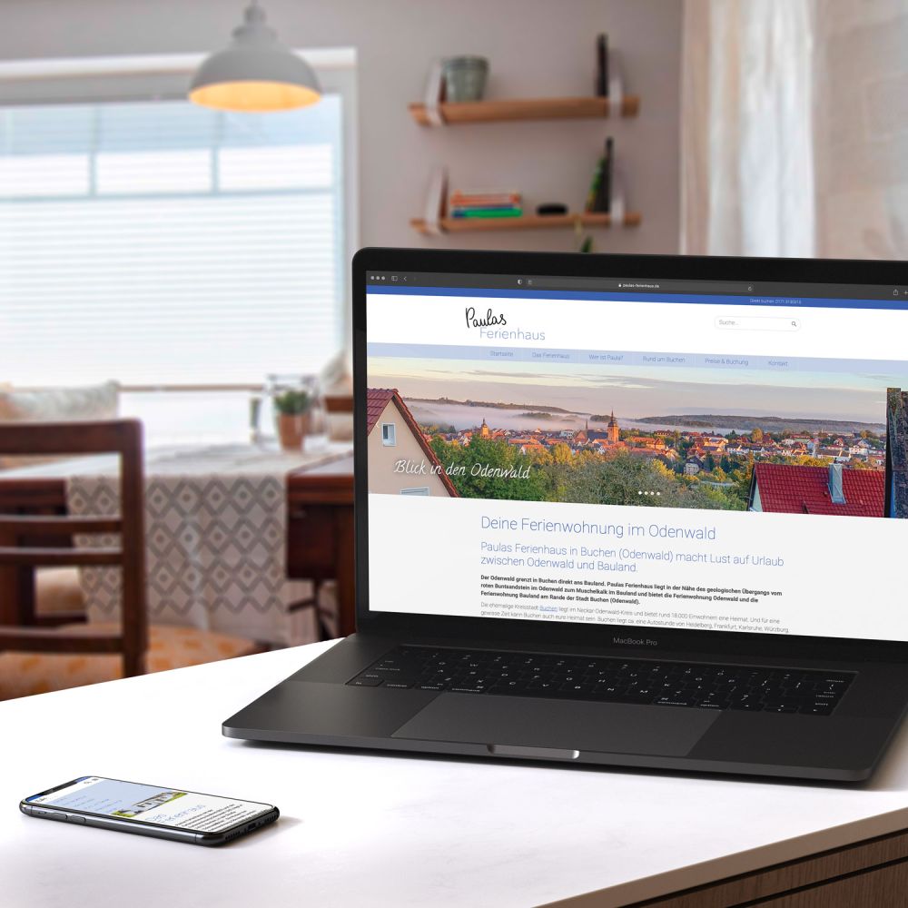 Webseite Paulas Ferienhaus auf Laptop und Handy in der Wohnung