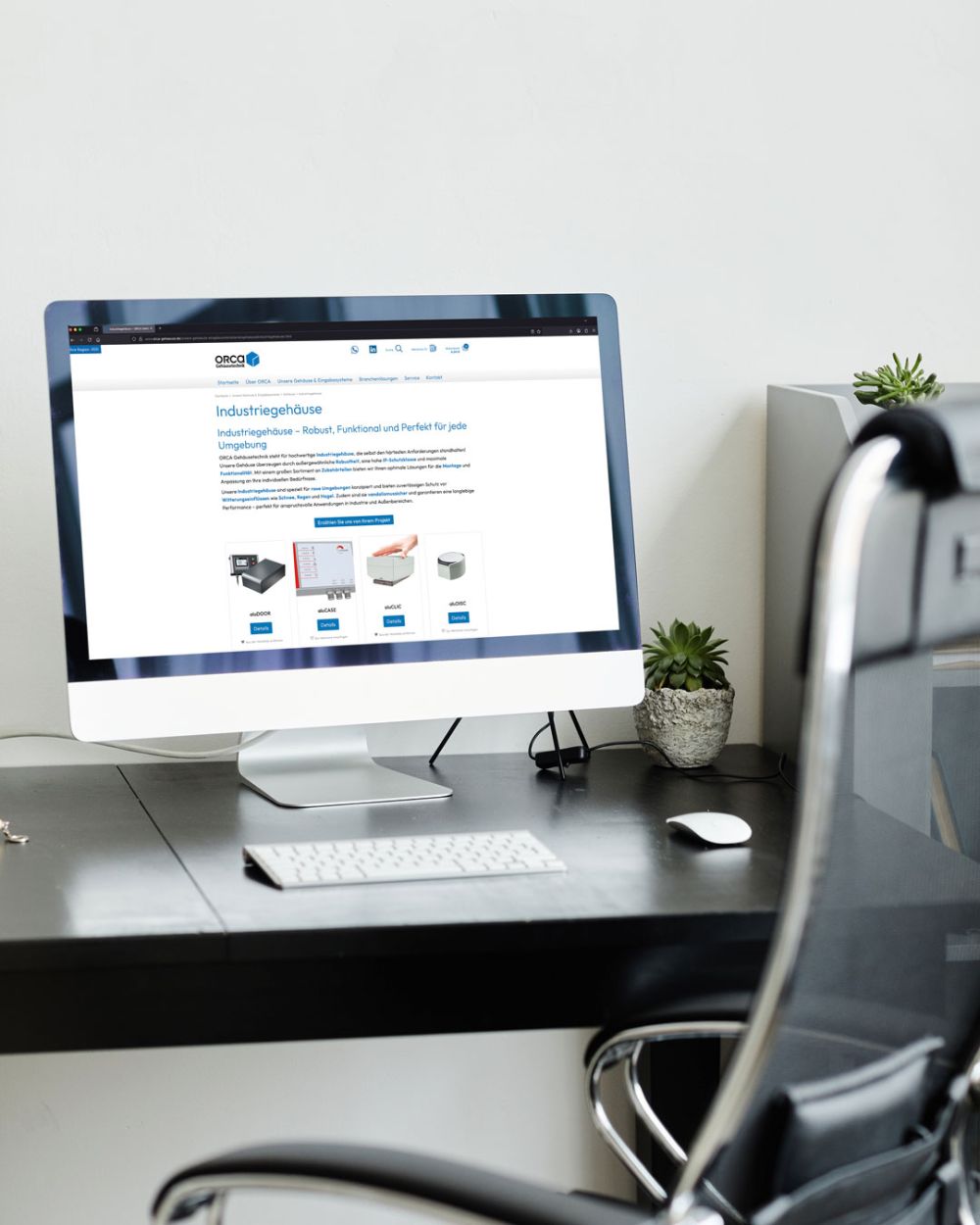 Orca Webseite auf einem PC auf einem Schreibtisch geöffnet