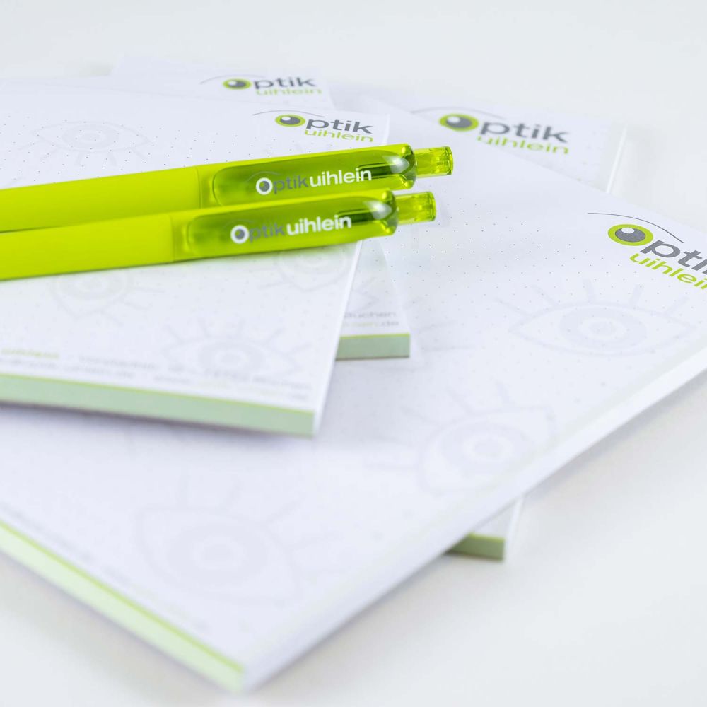 Blöcke und Kugelschreiber gestapelt