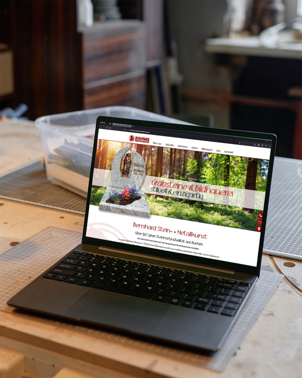 Webseite auf Laptop geöffnet in einer Kunstwerkstatt